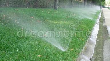 公共园区洒水.. 自动灌溉系统室外浇灌绿草草坪..